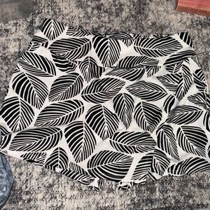 Tail Black and White Leaf Pattern Mini Skirt